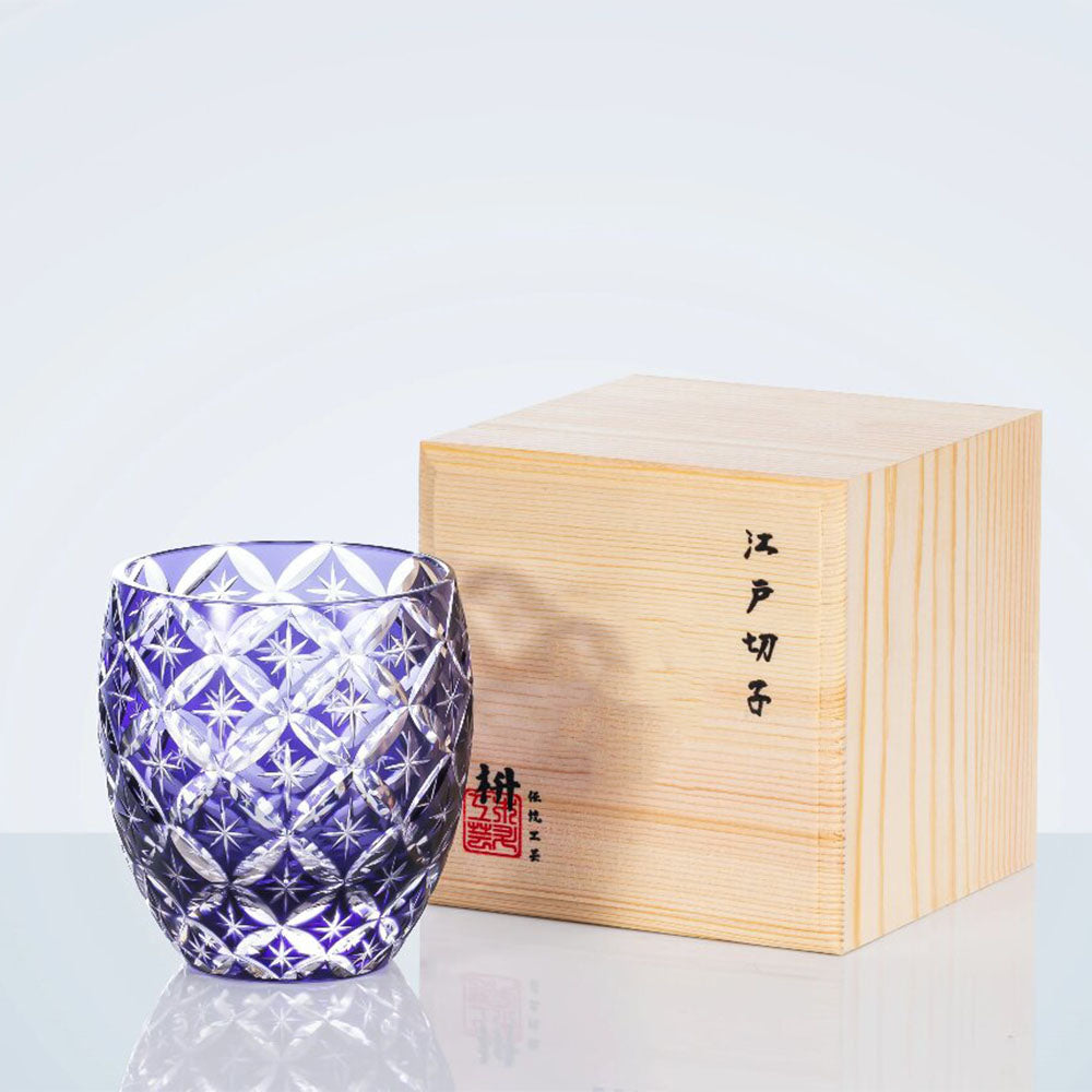 Luxury whiskey glass elegantly displayed in a wooden box, perfect for gifting.