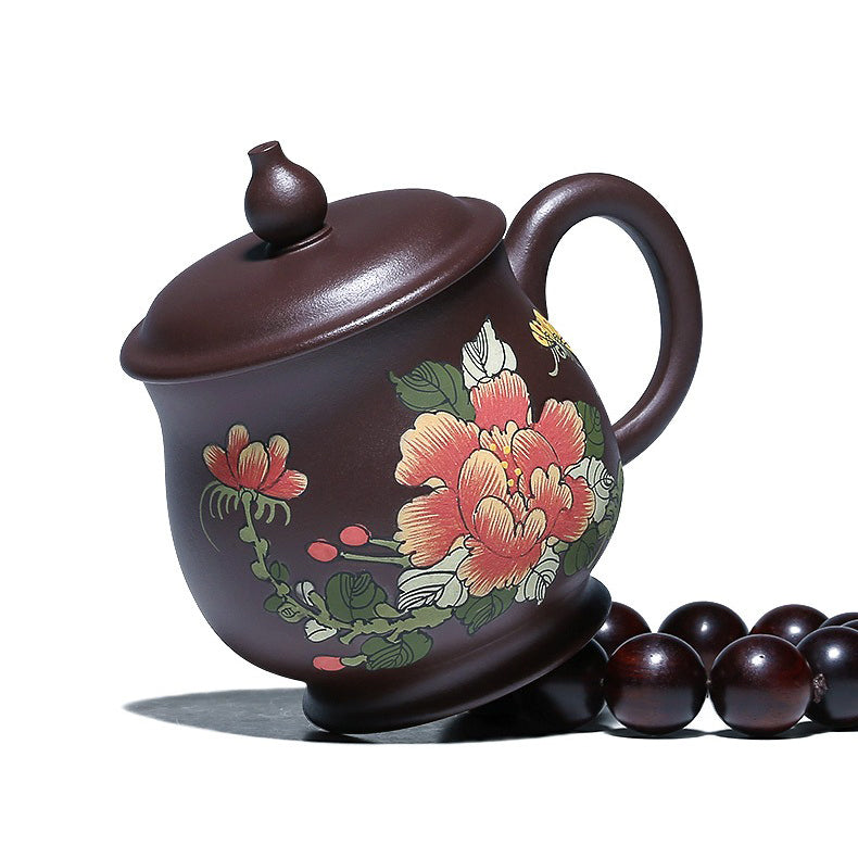 Tea brewing scene with artistic ceramic tea cup, emphasizing its heat retention properties