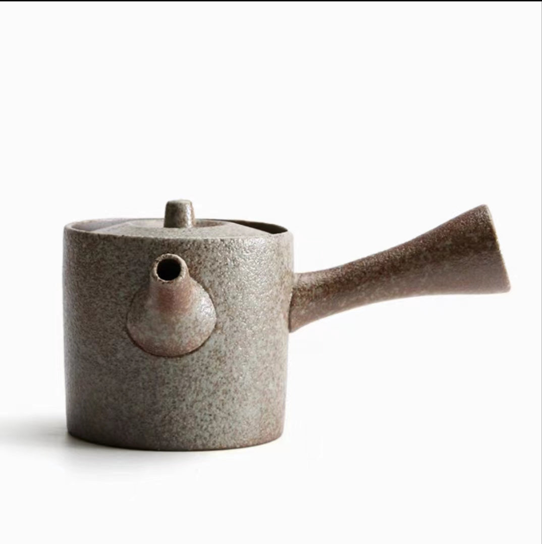 Elegant presentation of the Japanese tea set in a gift box, ideal for gifting