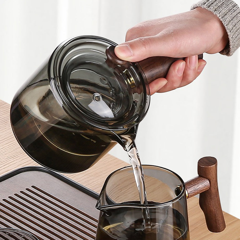 Detailed shot of the heat-resistant glass teapot with tea filter
