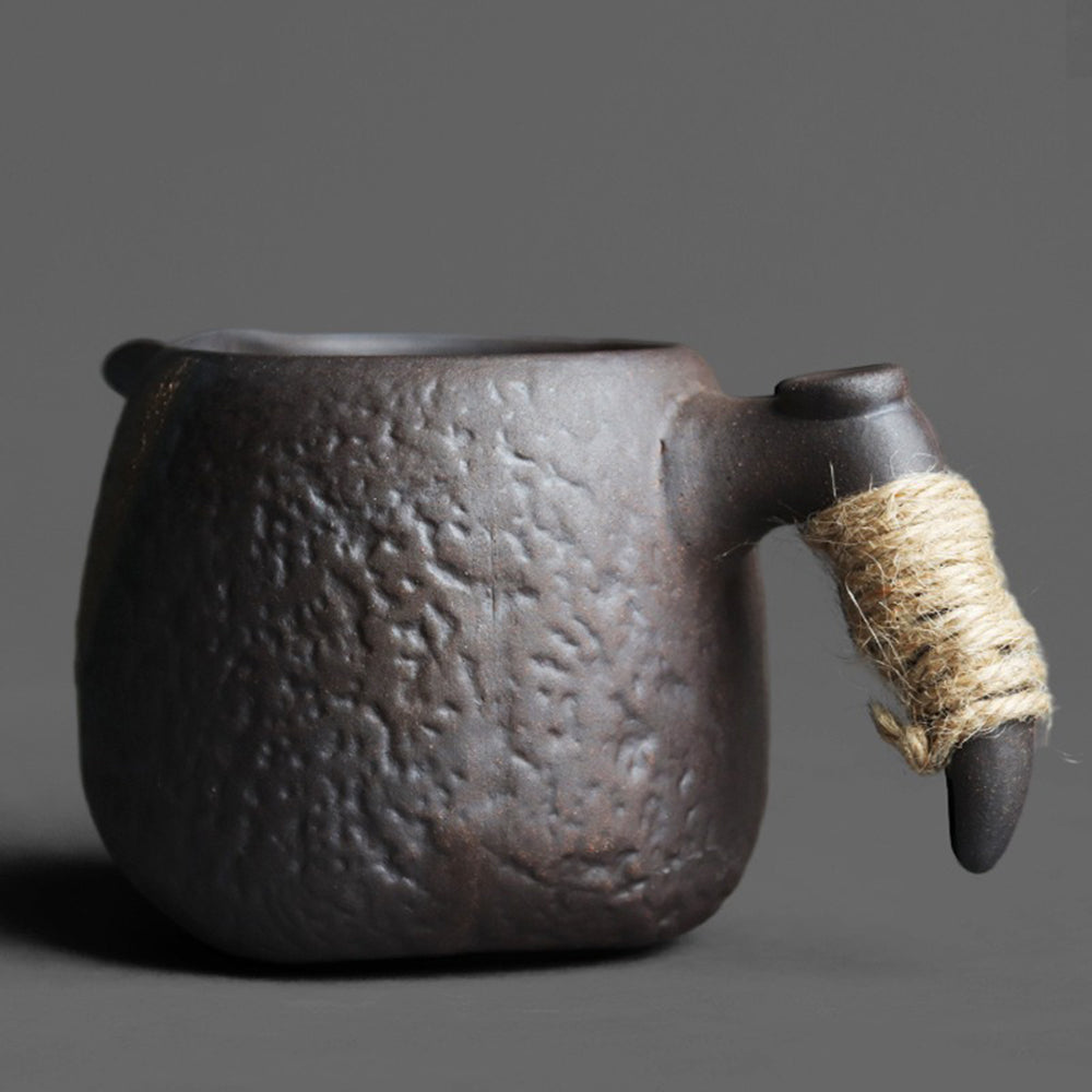 Elegant fair cup pouring tea with eagle beak shape for smooth water flow