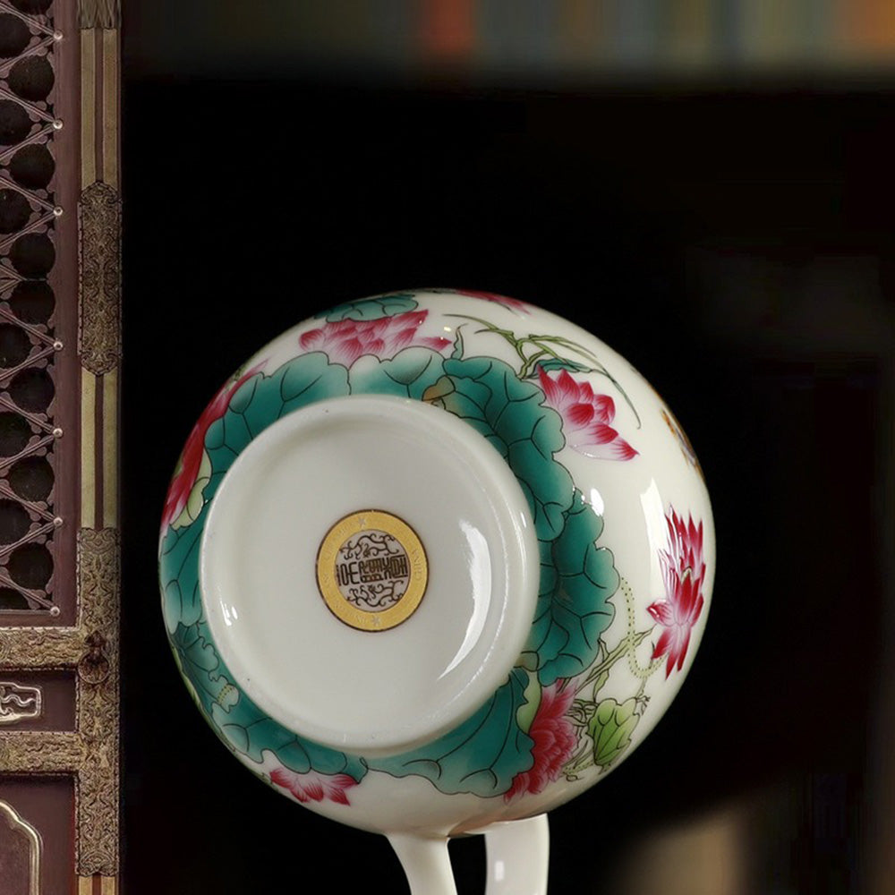 Close-up of the gold-plated lid button on a high-quality porcelain tea cup