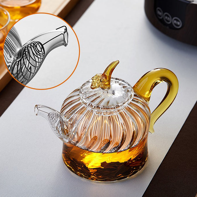 Close-up of the petal-shaped lid and ergonomic handle of the glass teapot, designed for comfort and safety.