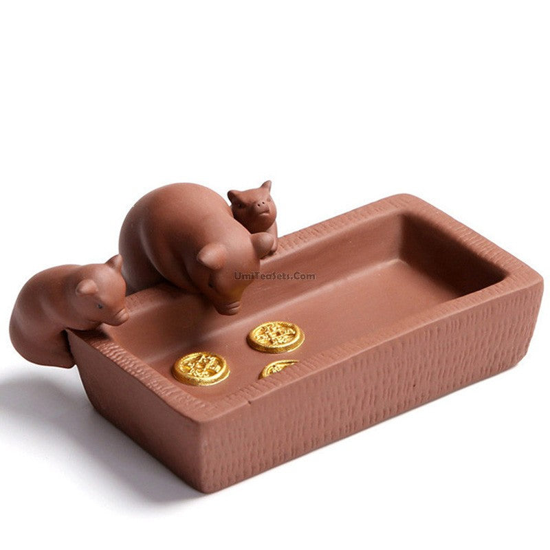 Close-up of Yixing clay piggy tea pet's detailed craftsmanship
